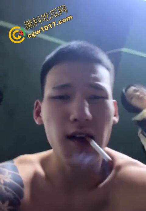 血腥慎点!社会混混残忍虐打小伙,马桶刷戳脸,铁管刺手,手背戳破血肉模糊,骨头暴露,惨不忍睹,令人心寒!-7