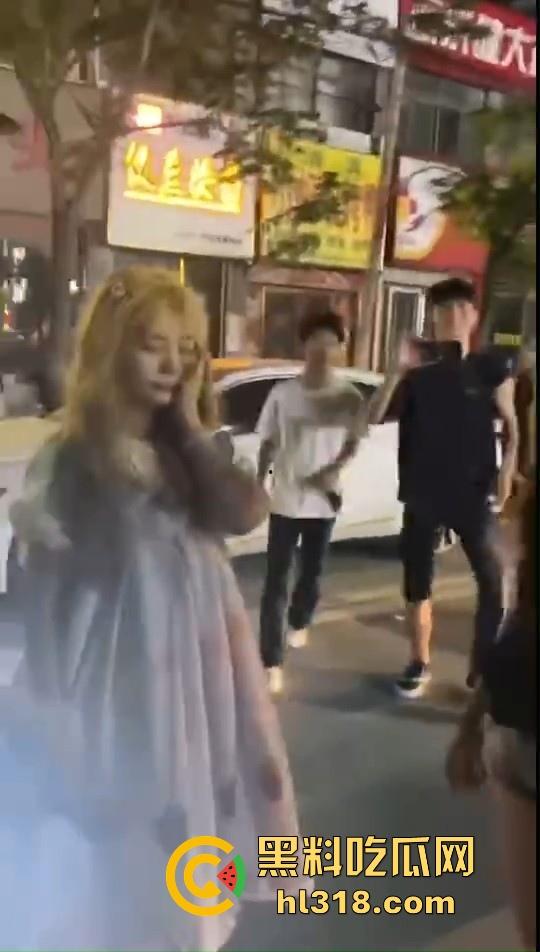 为争男友姐妹们也是大大出手，男的没断干净就和黄毛谈了，前女友就带人打现女友！这男的魅力真大！-5