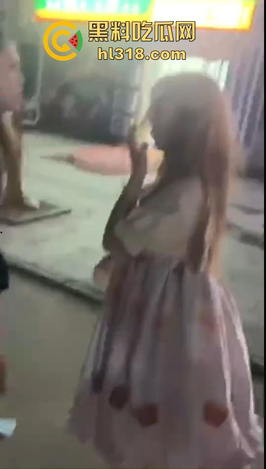 为争男友姐妹们也是大大出手，男的没断干净就和黄毛谈了，前女友就带人打现女友！这男的魅力真大！-8