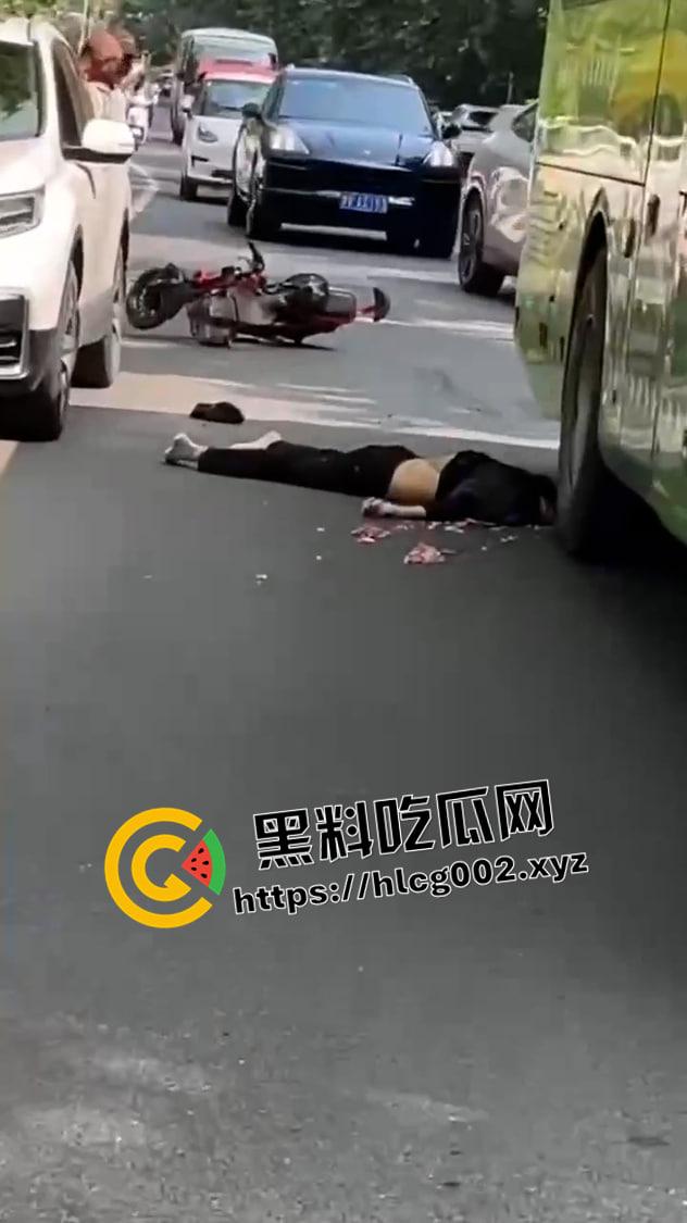 西平汽车站车祸现场视频！男子不戴头盔被公交车碾压爆头 一地脑浆 血腥慎入-5