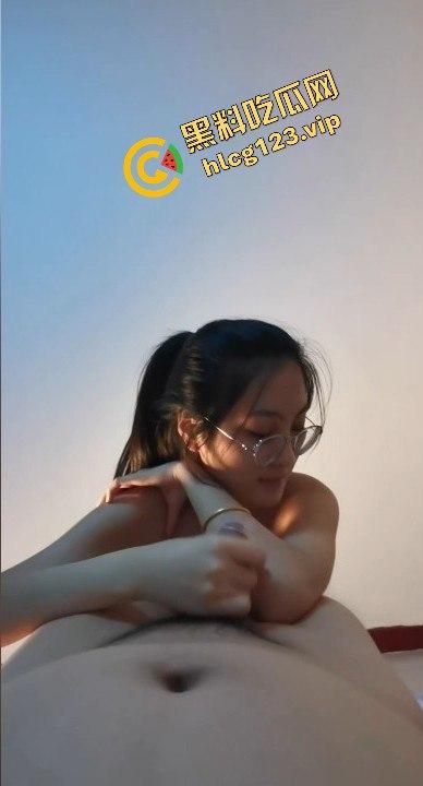 真实情侣泄密!反差婊眼镜娘驾驶位摸奶挑逗,居家打电话打飞机,全程骚到爆!-10