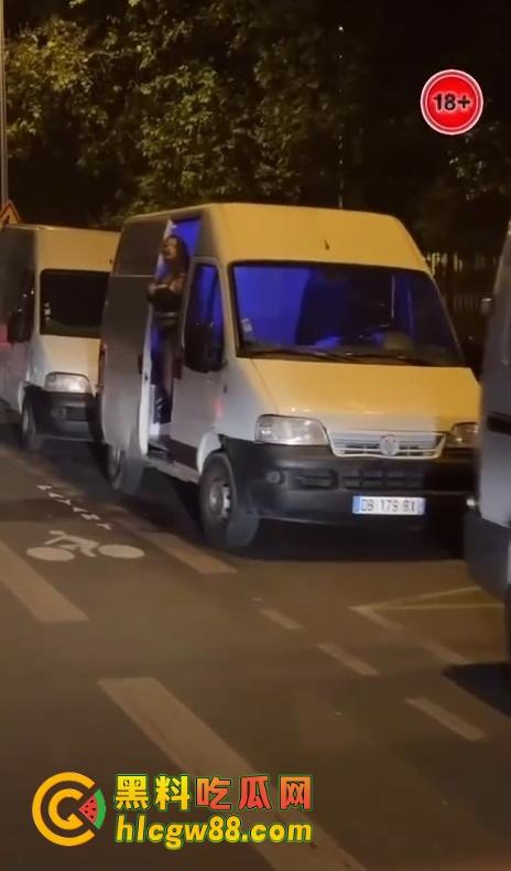 美国站街女卖都玩高端了?依维柯移动炮房遍地开花,一边被操一边跑路,嫖个娼还得坐稳扶好!-1