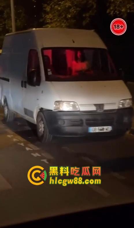 美国站街女卖都玩高端了?依维柯移动炮房遍地开花,一边被操一边跑路,嫖个娼还得坐稳扶好!-9