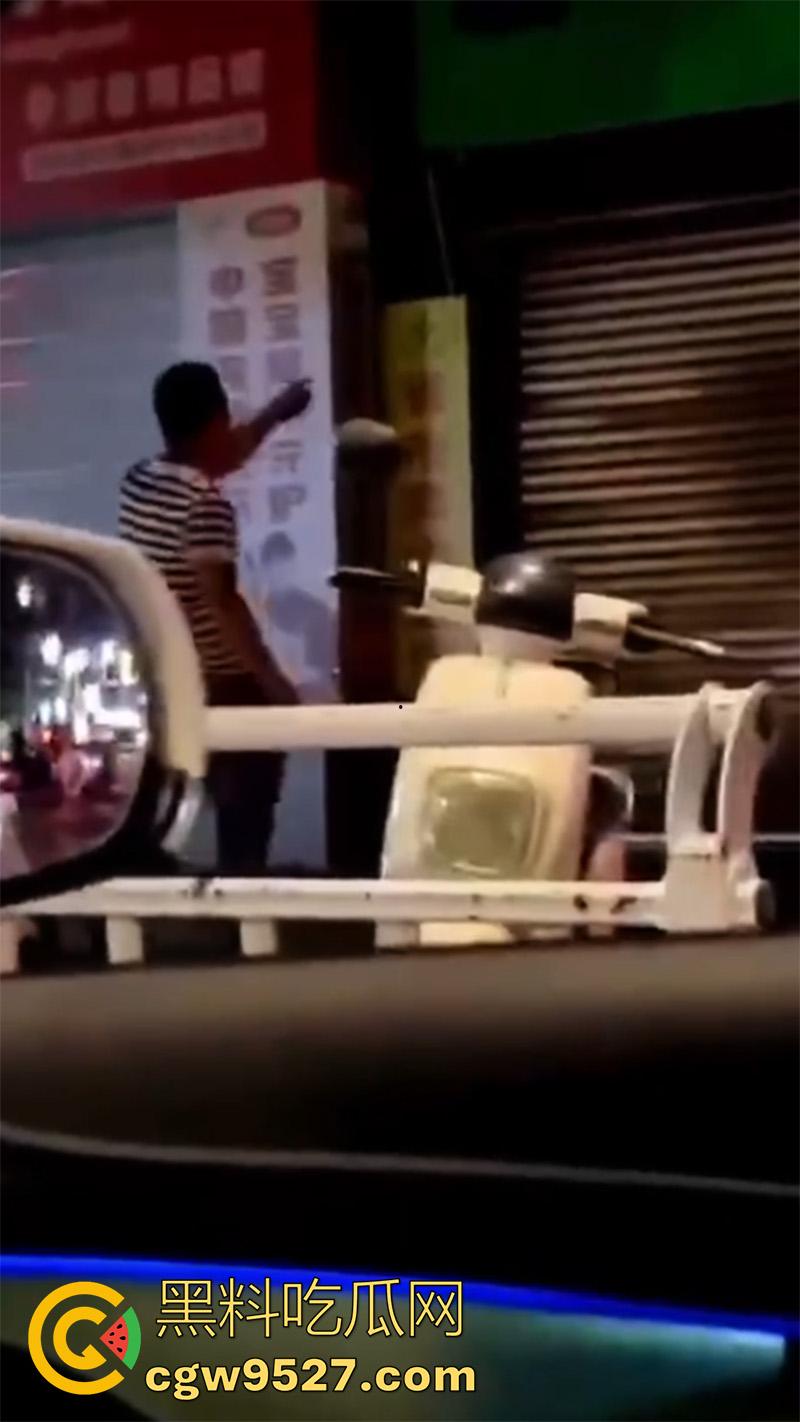 胆子很小但色心不小啊，女子开房偷情被老公发现，情夫躲在店里不敢出来，老公几次破门都失败了！-2