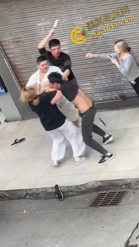 血腥街角斗殴!刀光剑影,鲜血四溅,年轻小伙惨遭横死,愤怒女子撕心裂肺呼救!-6