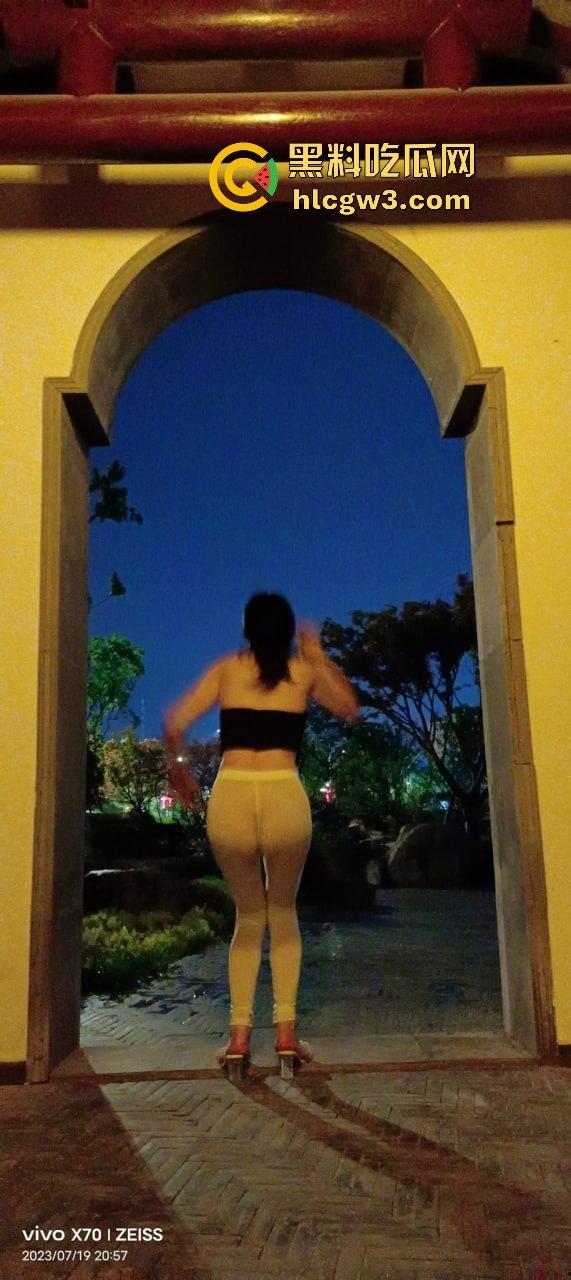 金华极品情侣【小鸟医人】大胆露出!户外放尿、透视装全裸人前露出,骚劲简直拉满!-2