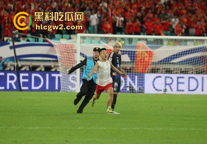 世预赛国足vs日本，球迷第33分钟场内抢戏！比赛被迫暂停，这热情过头了吧？-2