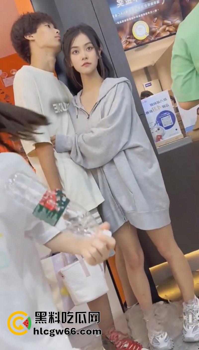 KFC抄底王炸 酷似王菲的学生妹角落激情舌吻 短裙扭得骚气 偷拍大神狂拍底裤逼毛都快溢出来了！-6