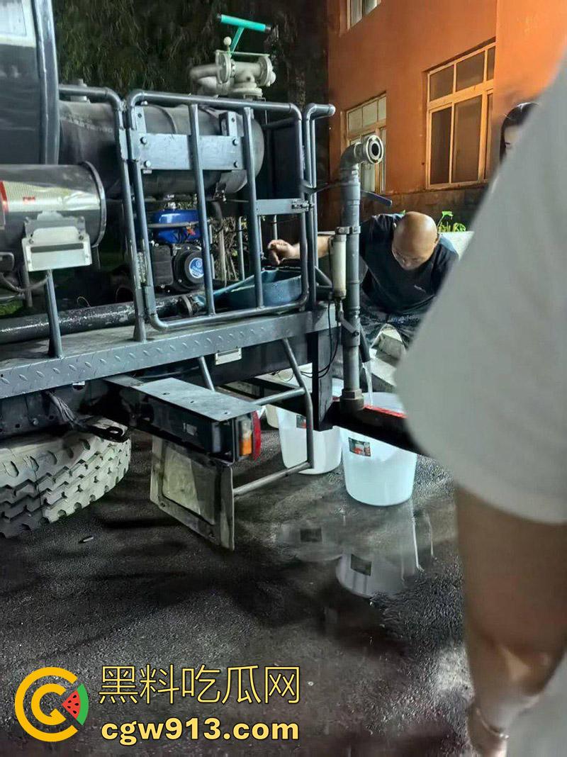 沈阳师范大学集体中毒?竟是感染诺如病毒,是有人投毒还是水箱太脏?中毒学生和老师已经全被抬走!-6