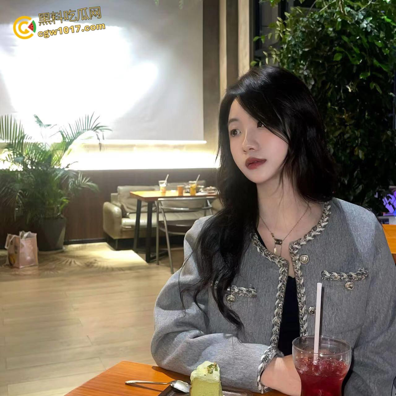 大长腿销售亲姐看我如此燥热，主动脱裤跪地口交，穿着OL制服和圣诞制服，跳蛋玩弄白虎骚穴，被我连续内射两次 ！-2