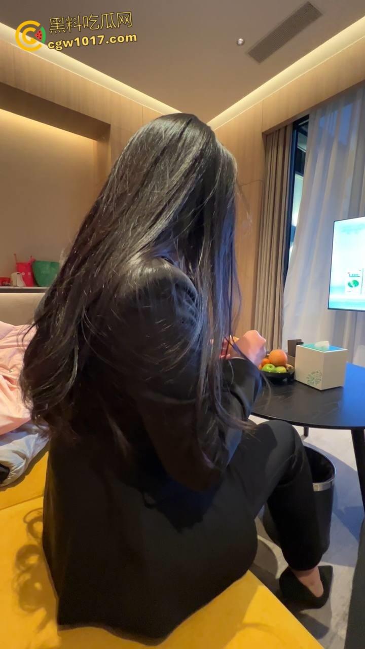 大长腿销售亲姐看我如此燥热，主动脱裤跪地口交，穿着OL制服和圣诞制服，跳蛋玩弄白虎骚穴，被我连续内射两次 ！-4