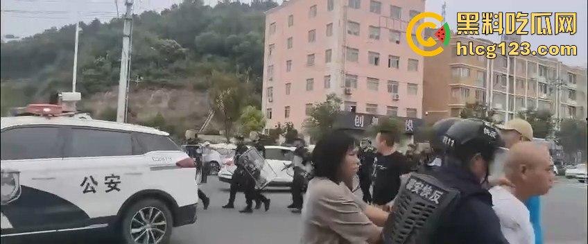 讨薪没错，但拦路等于找事！拦了路？特别人员分分钟把你请去喝茶！-3