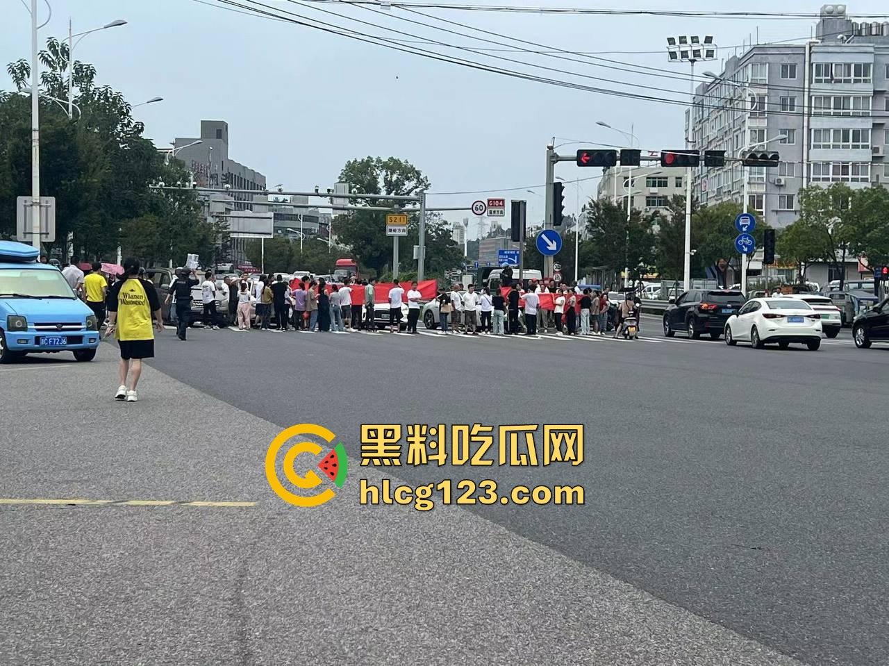 讨薪没错，但拦路等于找事！拦了路？特别人员分分钟把你请去喝茶！-8