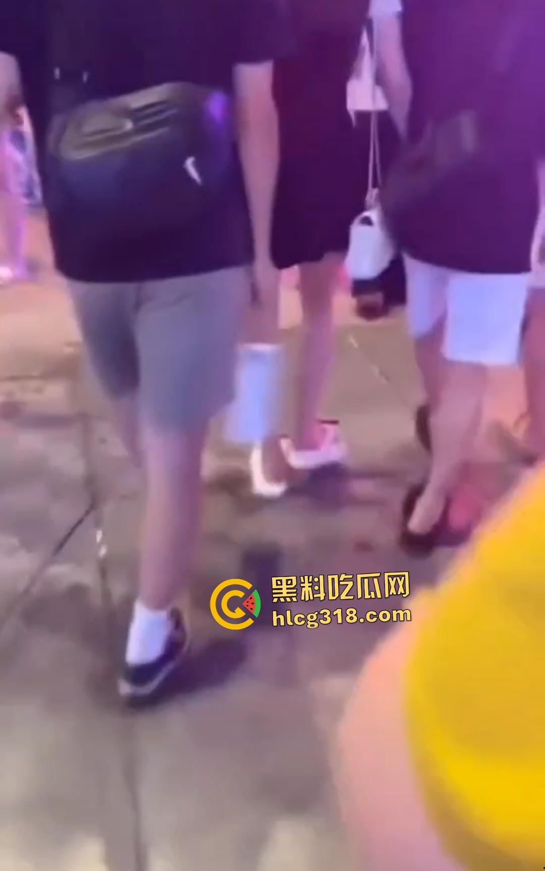 男子街头戴口罩偷拍裙底翻车被抓现行！想逃跑遭小伙群围裸缴，还露出真面目！-1