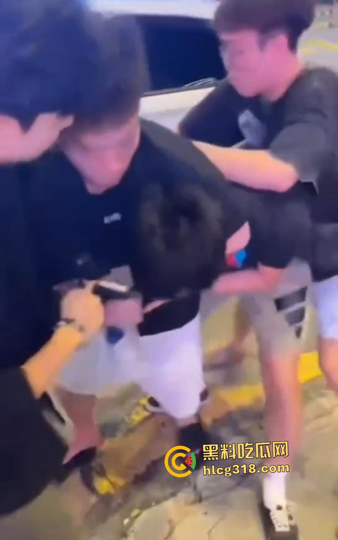 男子街头戴口罩偷拍裙底翻车被抓现行！想逃跑遭小伙群围裸缴，还露出真面目！-3