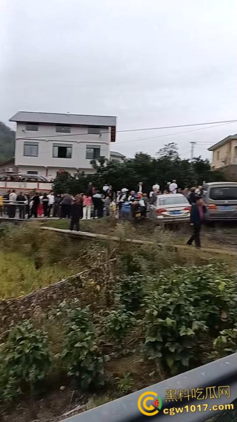 重庆綦江三角百岁宴，不收礼每人还发220块红包，喝的是五粮液每轮120桌开席，发了6轮都没坐完了 ！-4