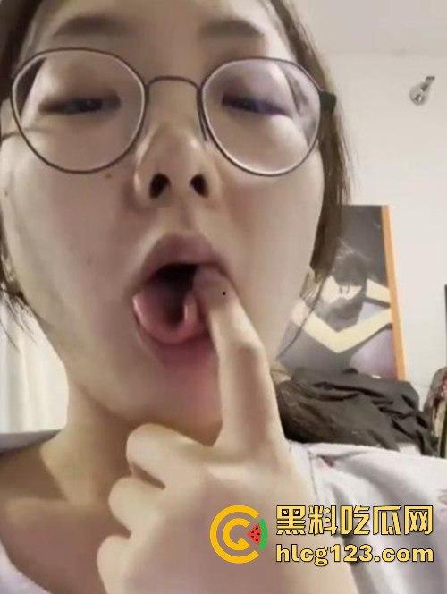 美国加州大学『赵敏璇』反差视频流出！清纯女神成了调教奴，SM抽打喝尿样样来！-6