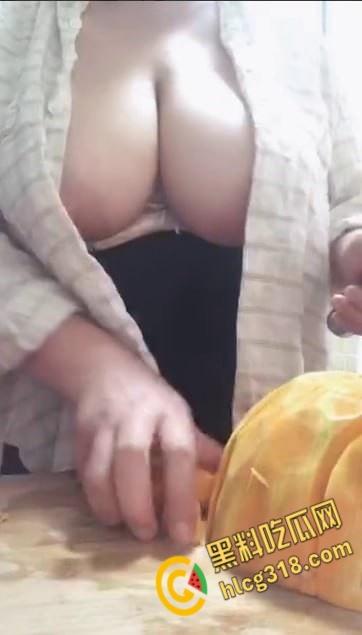 巨乳少妇衬衣半裸直播 ,厨房视频教学做饭 ,削南瓜时双乳呼之欲出, 奶头若隐若现撩逗人心 !-6