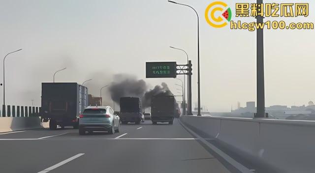 【我的世界】岩浆倒挂现实版,浙江慈溪高架货车起火,燃烧物坠落桥下, 烧出 ”火瀑布“-1