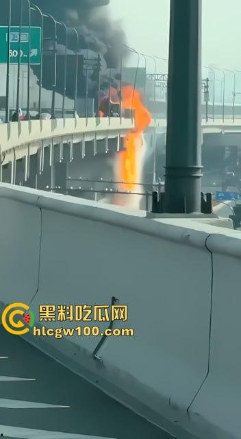 【我的世界】岩浆倒挂现实版,浙江慈溪高架货车起火,燃烧物坠落桥下, 烧出 ”火瀑布“-3