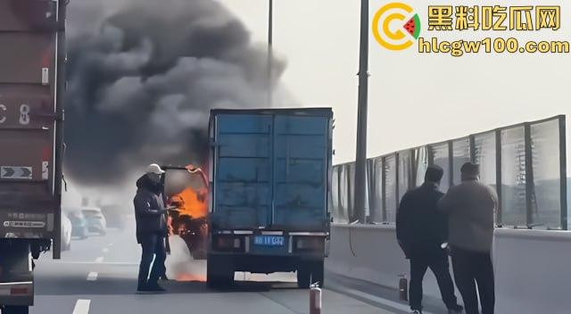 【我的世界】岩浆倒挂现实版,浙江慈溪高架货车起火,燃烧物坠落桥下, 烧出 ”火瀑布“-7