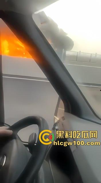 【我的世界】岩浆倒挂现实版,浙江慈溪高架货车起火,燃烧物坠落桥下, 烧出 ”火瀑布“-9