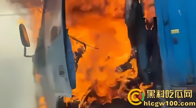 【我的世界】岩浆倒挂现实版,浙江慈溪高架货车起火,燃烧物坠落桥下, 烧出 ”火瀑布“-10