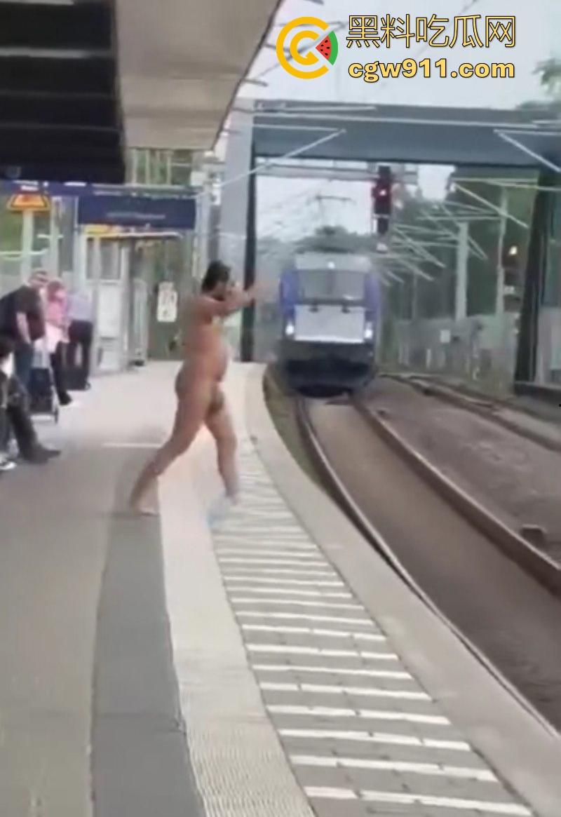 海外男子站台裸奔自杀,下定决心跳轨被火车碾压,身体碎片散落满地,画面血腥胆小勿入!-1