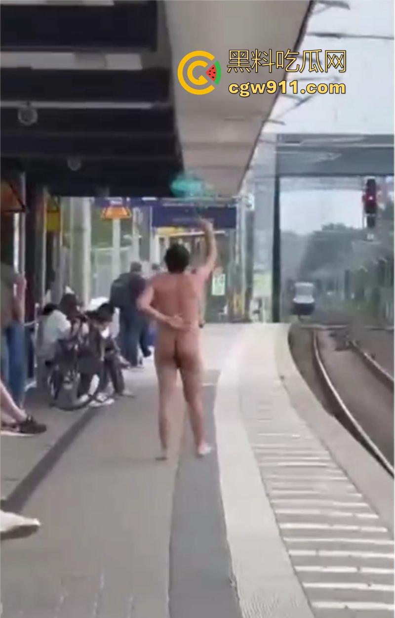 海外男子站台裸奔自杀,下定决心跳轨被火车碾压,身体碎片散落满地,画面血腥胆小勿入!-2
