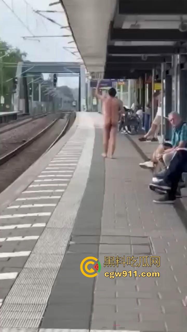 海外男子站台裸奔自杀,下定决心跳轨被火车碾压,身体碎片散落满地,画面血腥胆小勿入!-4