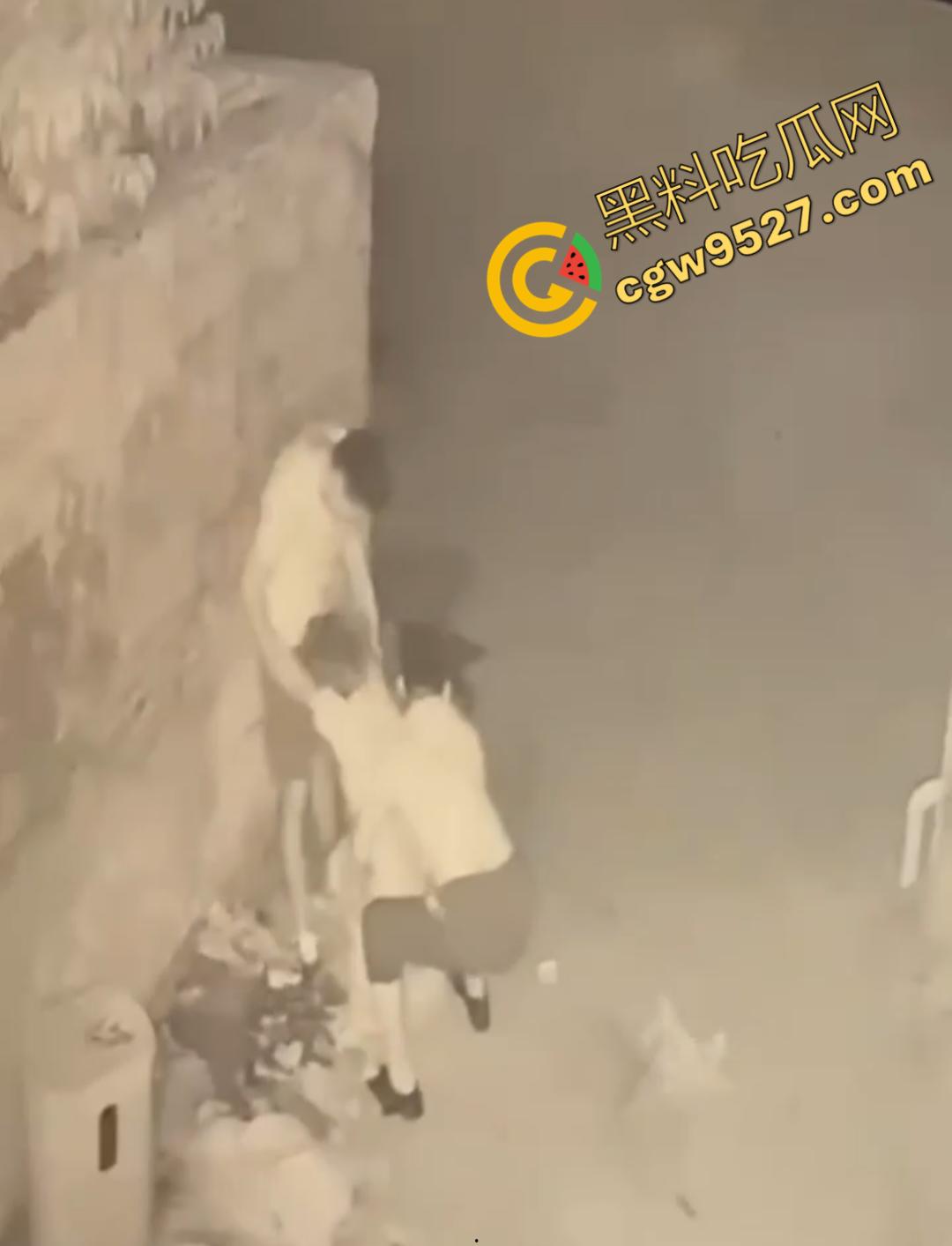 山东女子醉路边惨遭两男子轮奸！两男子色胆包天激情3P被监控全程记录，路过行人震惊不已不敢直视-1