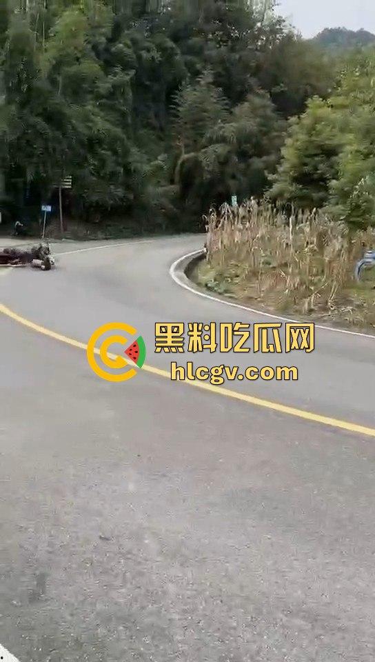 小仙女骑摩托压弯失败摔车！摔得惨不忍睹，看到吃瓜群众拍摄直接破防大骂！-3