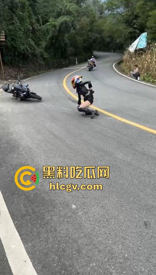 小仙女骑摩托压弯失败摔车！摔得惨不忍睹，看到吃瓜群众拍摄直接破防大骂！-10