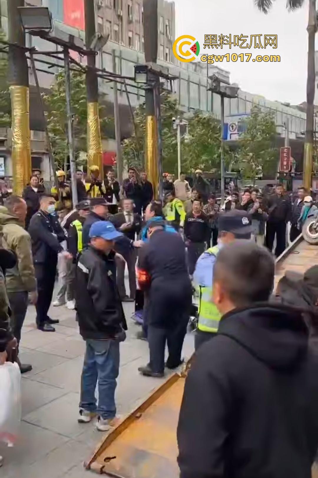 11月17日交警拖车引骑手强烈不满,外卖小哥怒砸电动车,多人拉扯互殴现场混乱,饿了么小哥直接吼警察!-6