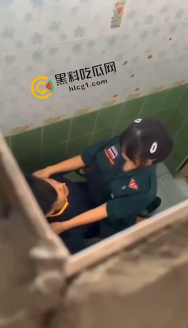 炸裂大瓜！泰国一军校 饥渴小情侣厕所双人运动 快活之际惨遭偷拍 视频曝光后女孩轻生-3