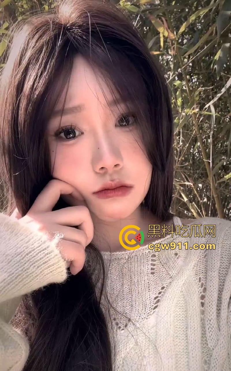 重庆大学高颜值校园女神【卢晓楠】性爱视频曝光，露脸口交一脸淫靡，户外刺激口交，黑丝美腿无套爆操爽翻天！-3