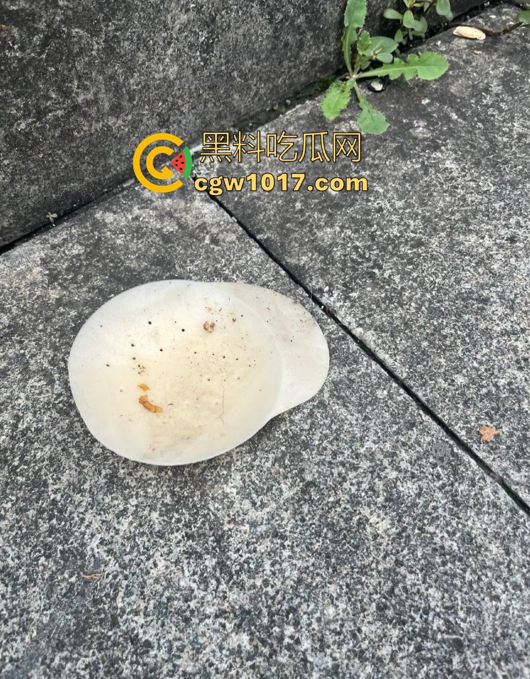 肥胖小仙女吃个早餐发生冲突！火气一上来直接把面扣在后座男生头上，直接扭打起来，给坦克胸罩都打丢了！-3