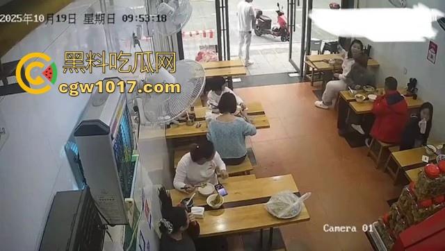 肥胖小仙女吃个早餐发生冲突！火气一上来直接把面扣在后座男生头上，直接扭打起来，给坦克胸罩都打丢了！-5