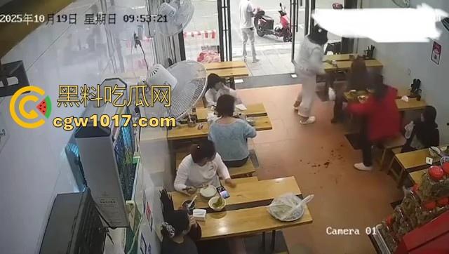 肥胖小仙女吃个早餐发生冲突！火气一上来直接把面扣在后座男生头上，直接扭打起来，给坦克胸罩都打丢了！-7