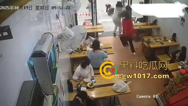 肥胖小仙女吃个早餐发生冲突！火气一上来直接把面扣在后座男生头上，直接扭打起来，给坦克胸罩都打丢了！-8