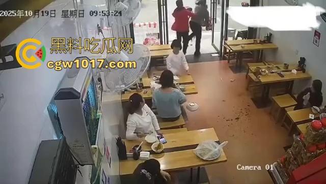 肥胖小仙女吃个早餐发生冲突！火气一上来直接把面扣在后座男生头上，直接扭打起来，给坦克胸罩都打丢了！-10