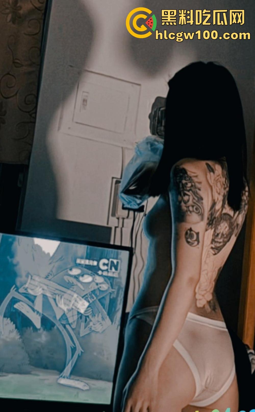 约炮大神亲曝极品操作21岁纹身大学妹【卢欣柔】铭文学生妹口技惊人，镜前口交被猛抽到高潮，这身材简直无敌！-12