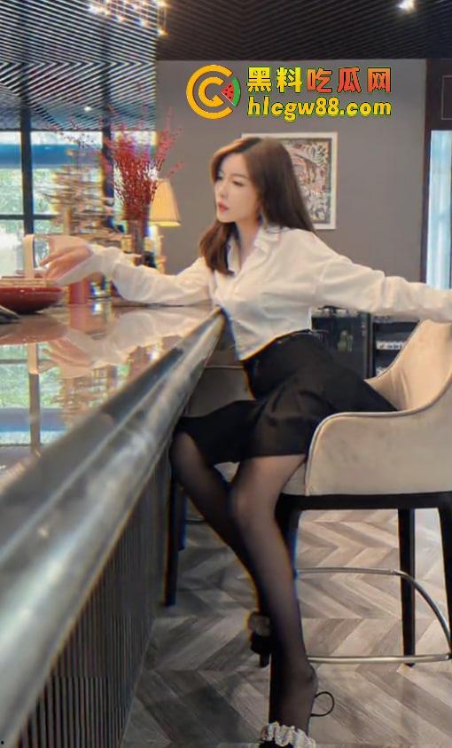 83万粉吃鸡博主SM调教女粉玩线下吃鸡,骚货穿着正宫拖鞋喷水,被绿前女友『李田真』爆料!-7