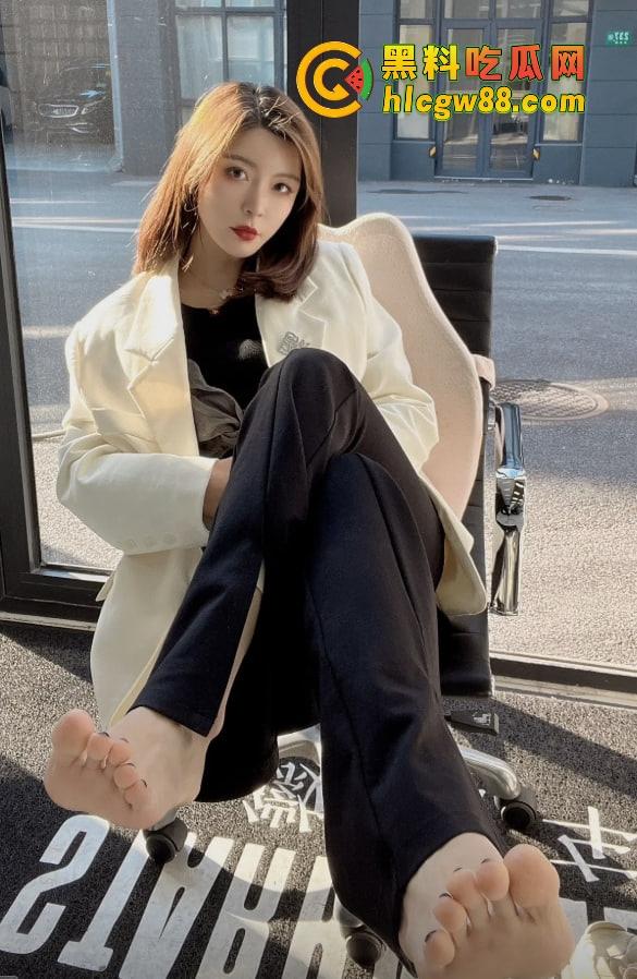 83万粉吃鸡博主SM调教女粉玩线下吃鸡,骚货穿着正宫拖鞋喷水,被绿前女友『李田真』爆料!-9