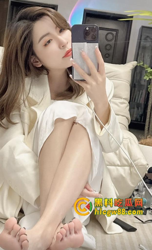 83万粉吃鸡博主SM调教女粉玩线下吃鸡,骚货穿着正宫拖鞋喷水,被绿前女友『李田真』爆料!-11