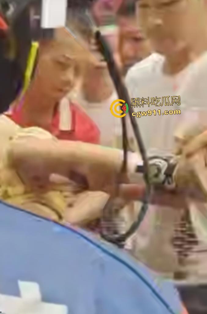 广西梧州小孩贪玩翻栏杆铁尖直穿小腿,血肉模糊挂半空,围观群众消防齐心救命,小孩一声不吭痛晕!-2