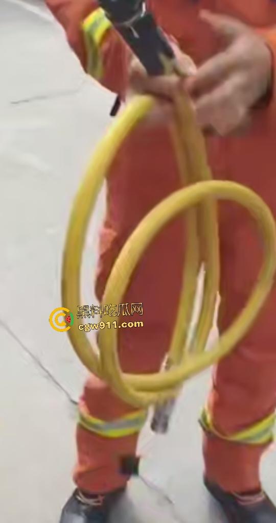 广西梧州小孩贪玩翻栏杆铁尖直穿小腿,血肉模糊挂半空,围观群众消防齐心救命,小孩一声不吭痛晕!-4