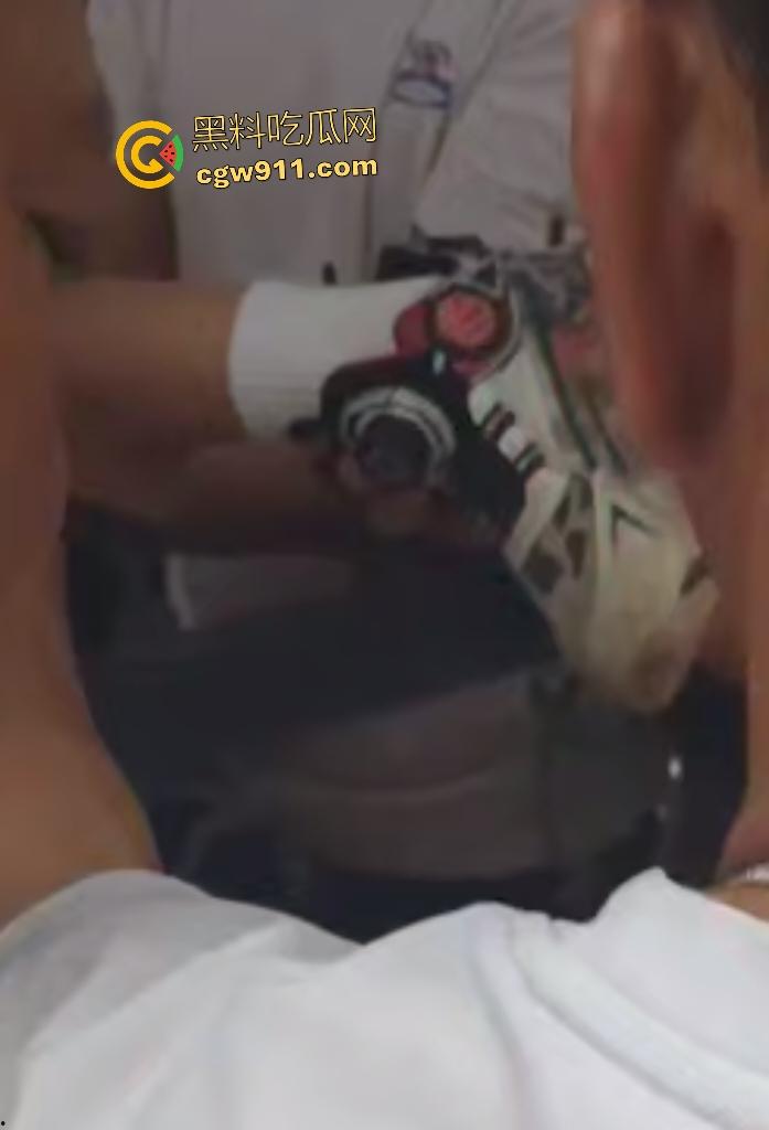 广西梧州小孩贪玩翻栏杆铁尖直穿小腿,血肉模糊挂半空,围观群众消防齐心救命,小孩一声不吭痛晕!-6