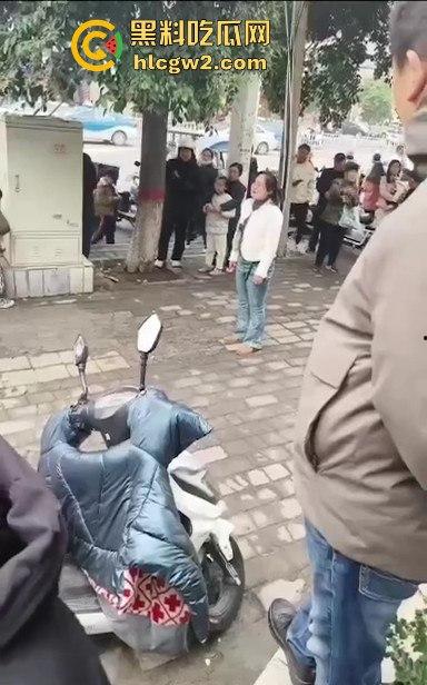 河南焦作街头奇葩闹剧，小仙女冲老头们怒喊别抽烟别吐痰不听话直接上手打！路人愤怒围攻打哭小仙女！-6
