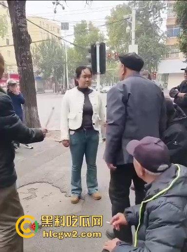 河南焦作街头奇葩闹剧，小仙女冲老头们怒喊别抽烟别吐痰不听话直接上手打！路人愤怒围攻打哭小仙女！-9
